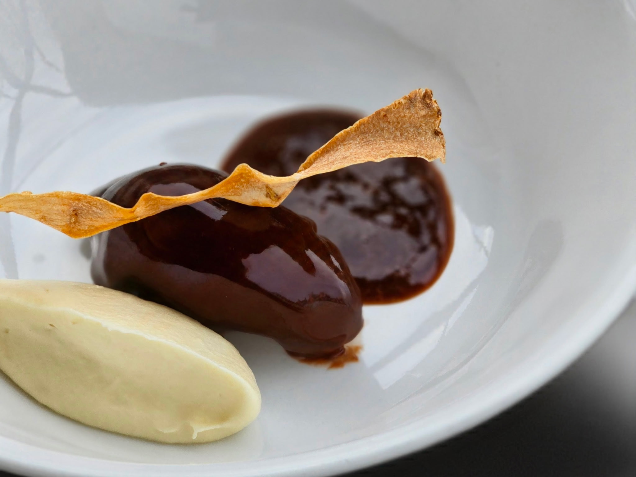 Chocolate glaze with crispy chip